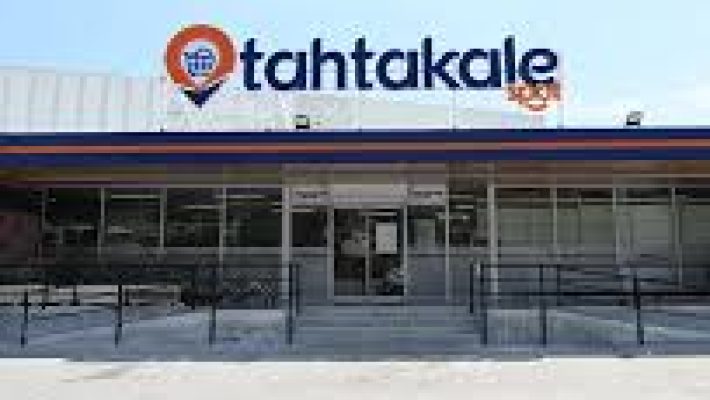 Tahtakale Spot mağazasında sergilenen uygun fiyatlı elektronik ürünler, ev eşyaları ve spot ürünler.
