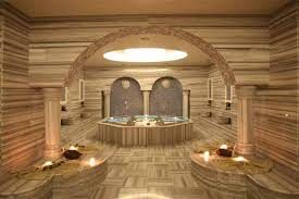 Alanya 2026 turlarında geleneksel Türk hamamında kese ve köpük masajı eşliğinde hamam kültürünü deneyimleyen ziyaretçiler