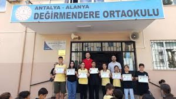 Değirmendere Ortaokulu binası, modern eğitim olanakları ve öğrencilerine sunduğu güvenli öğrenme ortamıyla öne çıkan okul.