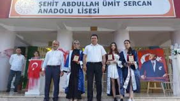 Şehit Abdullah Ümit Sercan Anadolu Lisesi binası, modern eğitim imkanları ve öğrencilere güvenli, destekleyici bir öğrenme ortamı sunan lise.