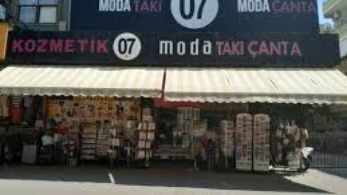 Moda Takı Çanta mağazasında sergilenen kadın çantaları, takı aksesuarları ve modern kombin seçenekleri.