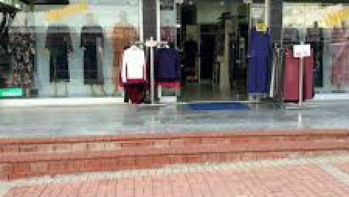 Moda Giyim Alanya – Kadın ve erkek giyim ürünlerinin şık ve modern bir şekilde vitrinlerde sergilendiği mağaza, farklı tarz ve kombin seçenekleri sunuyor.