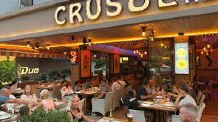Crusoe Restaurant Steak House Cafe Bar’da deniz manzarası eşliğinde et ve dünya mutfağı lezzetleri.