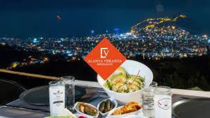 Alanya Veranda’da şık dekorasyon, deniz manzarası ve keyifli yemek ortamı.