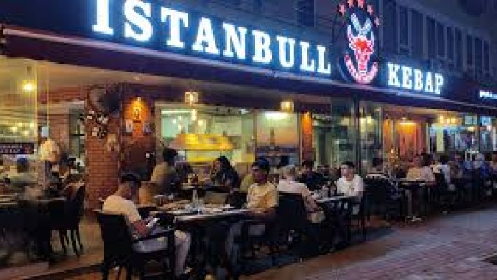 İstanbull Kebap’ta mangalda pişen kebap çeşitleri ve geleneksel Türk lezzetleri.