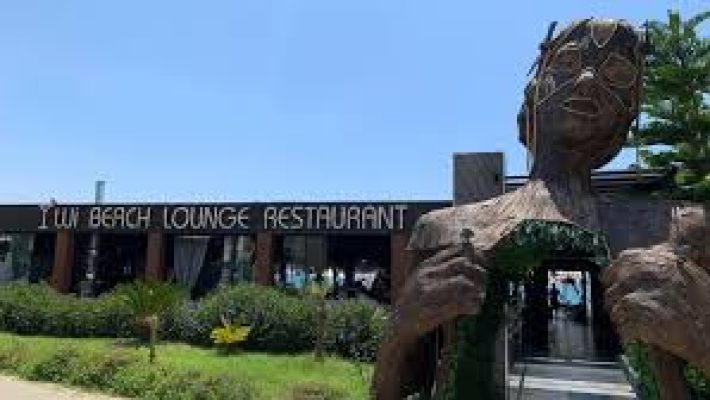 Lui Beach & Lounge’da deniz kenarında şezlonglar, serinletici kokteyller ve şık atmosfer.