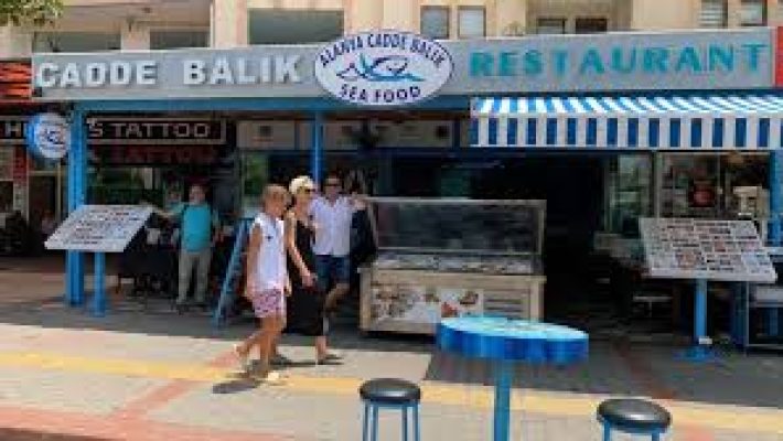 “Alanya Cadde Balık Restaurant’ta günlük taze balık çeşitleri ve zengin meze seçenekleriyle deniz mahsulleri keyfi”