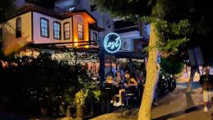 “Lost in Alanya’da modern konseptli kafe-bar atmosferi ve yaratıcı sunumlarla hazırlanan lezzetler”