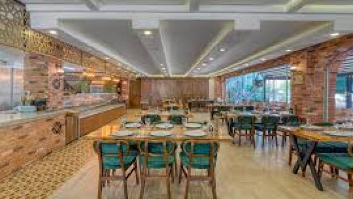 “Alanya Turfe Et Cağ Kebap Restoran’da odun ateşinde pişen cağ kebabı ve geleneksel Türk mutfağı lezzetleri”