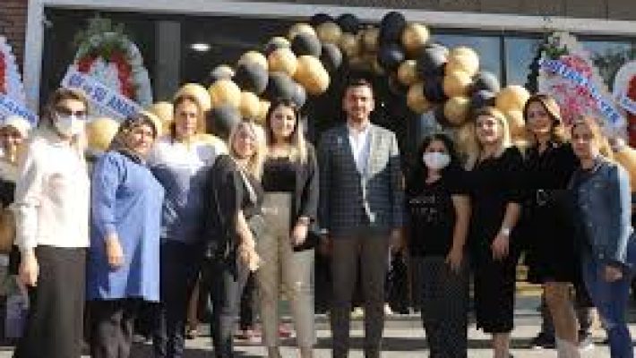 “Alanya Seymira Kuaför & Beauty Center’da profesyonel saç tasarımı, renklendirme ve güzellik hizmetleri”