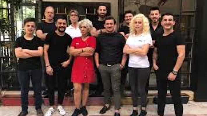 “Alanya Mehmet Özen Bay Bayan Saç Tasarım Stüdyosu’nda profesyonel saç kesimi, renklendirme ve bakım hizmetleri”