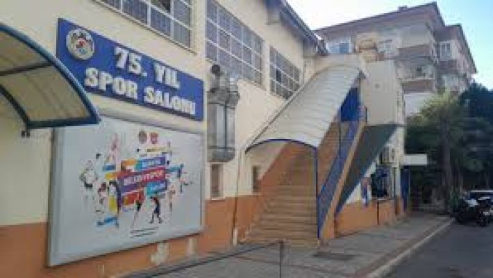 “75. Yıl Spor Salonu’nda modern ekipmanlarla spor yapan kişiler”