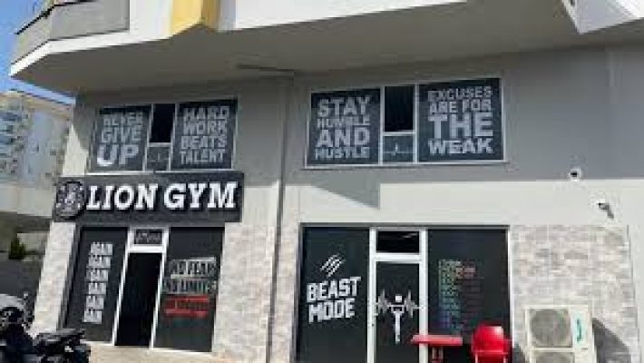 “Lion Gym Spor Salonu’nda fitness ve ağırlık antrenmanı yapan sporcular”