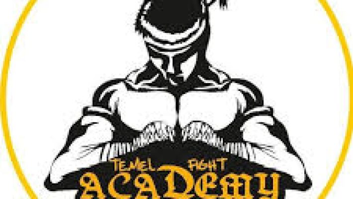 “Temel Fight Academy’de kick boks, boks ve dövüş sporları antrenmanı yapan sporcular”