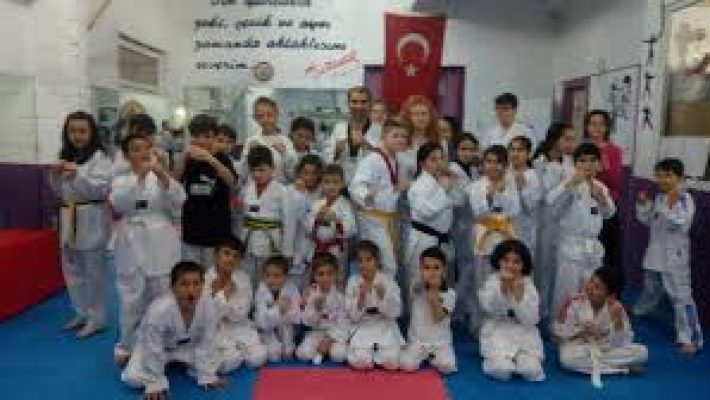 “Alanya Şampiyon Spor Kulübü’nde taekwondo, kickboks ve boks antrenmanı yapan sporcular”