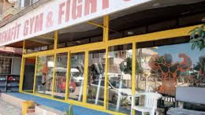 “Konaklı Arena Fit GYM Fitness’ta modern ekipmanlarla antrenman yapan sporcular”