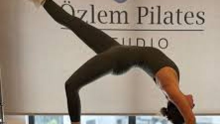 “Özlem Pilates Studio’da reformer pilates ve mat pilates yapan katılımcılar”