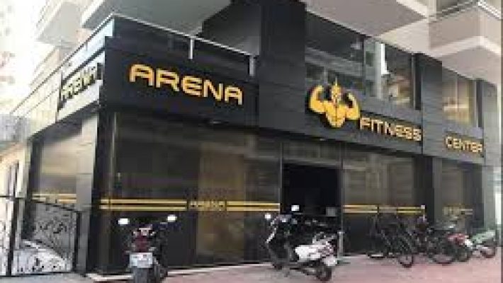 “Arena Fitness Center’da modern ekipmanlarla spor yapan katılımcılar”