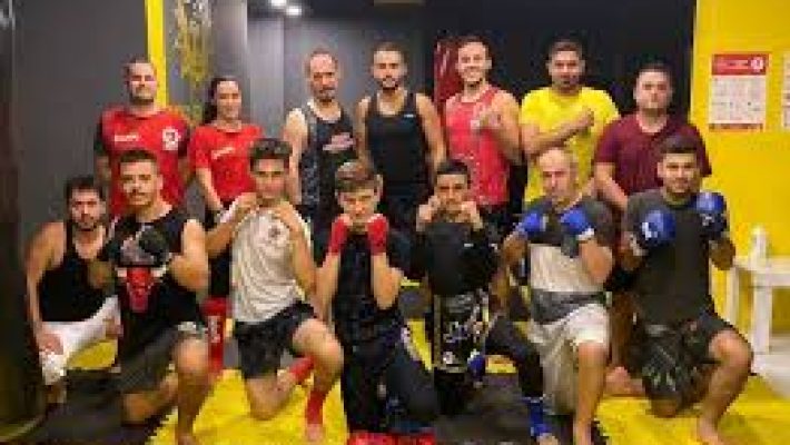 “Cesur Fight Academy’de kickboks, boks ve MMA antrenmanı yapan sporcular”