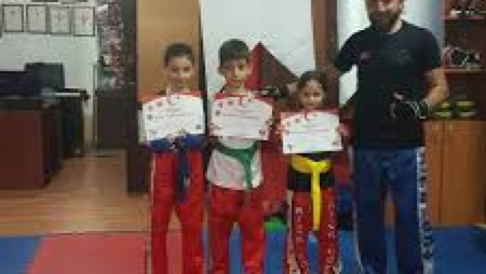 “Alanya Fight Club’da kickboks, boks ve MMA antrenmanı yapan sporcular”