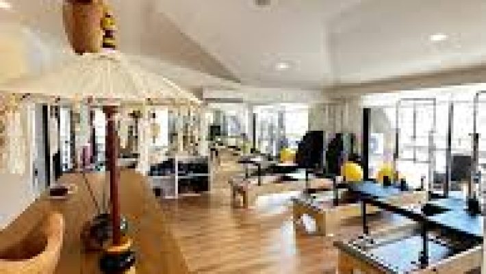 “Retrofit Pilates Studio’da reformer ve mat pilates yapan katılımcılar”