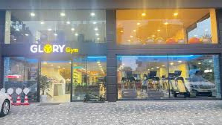 “Glory Gym’de ağırlık ve kardiyo antrenmanı yapan sporcular”