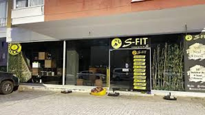 “S-FIT EMS-EMA Fitness Studio Alanya’da EMS teknolojisi ile kişisel antrenman yapan sporcu”