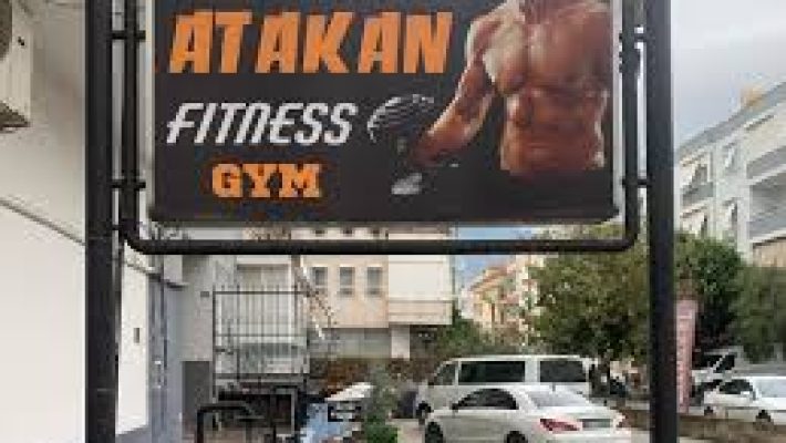 “Atakan Fitness Salonu’nda modern ekipmanlarla spor yapan üyeler”