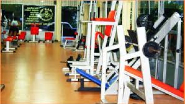 “Ali’s Gym Fitness’ta ağırlık ve kardiyo ekipmanlarıyla antrenman yapan sporcular”