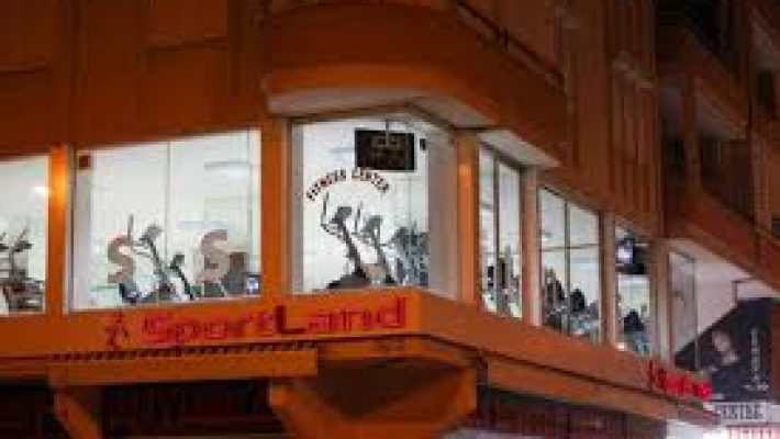 “Sportland spor merkezinde fitness ve antrenman yapan sporcular”