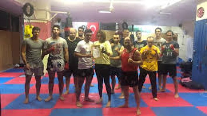 “Do Fighters Spor Kulübü’nde İrfan Berme eşliğinde Muay Thai ve kickboks antrenmanı yapan sporcular”