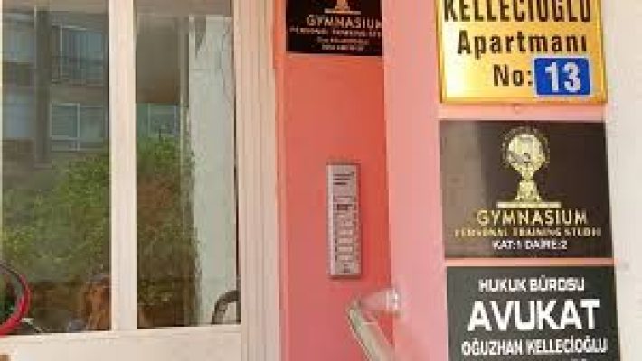 “Gymnasium Personal Training Studio’da kişiye özel antrenman yapan sporcu”