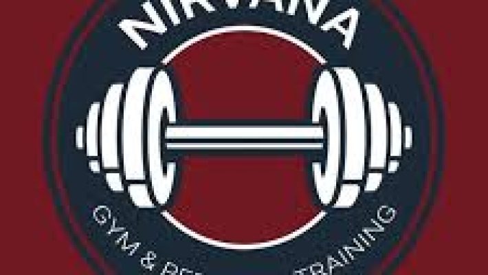“Nirvana Gym & Personal Training’de kişisel antrenör eşliğinde fitness yapan sporcular”