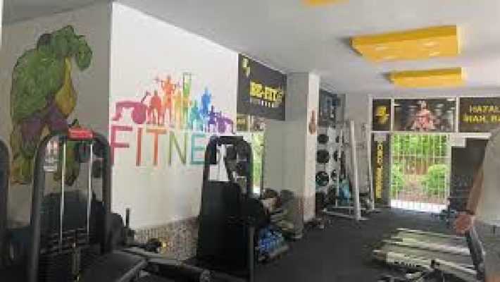“Be-Fit Fitness salonunda modern ekipmanlarla antrenman yapan sporcular”