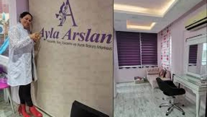“Ayla Arslan Güzellik Merkezi’nde saç tasarımı ve ayak bakımı hizmeti alan müşteri”