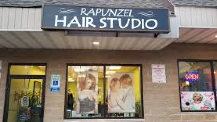 “Rapunzel Hair Studio’da saç tasarımı ve bakım hizmeti alan müşteri”