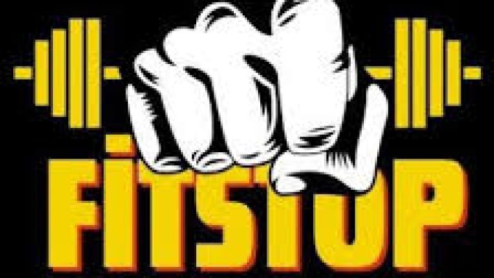 “Fit Stop Gym’de modern fitness ekipmanlarıyla antrenman yapan sporcular”