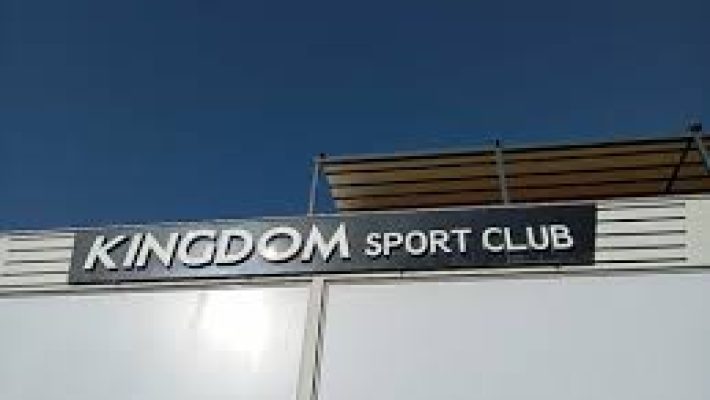 “Kingdom Sport Club’da fitness ekipmanlarıyla antrenman yapan sporcular”