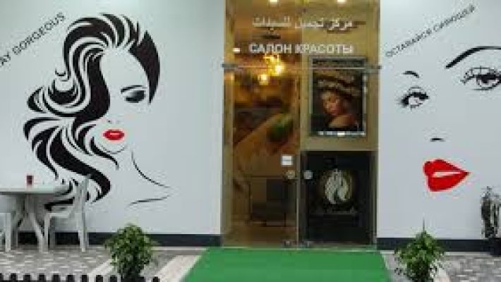 “La Beaute Salon Alanya’da profesyonel saç, makyaj ve cilt bakım hizmeti alan müşteri”