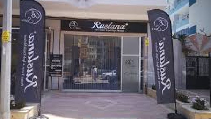 “B Star’da profesyonel protez tırnak ve ipek kirpik uygulaması yapılan müşteri”