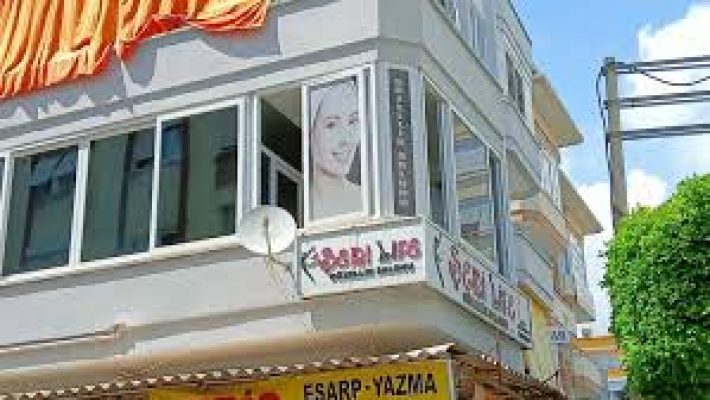 “Seri Life güzellik ve bakım merkezinde profesyonel hizmet alan müşteri”