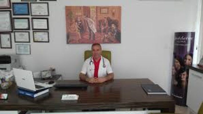 “Op. Dr. Ali Dulum, KBB uzmanı ve medikal estetik uygulamalarıyla hastalarını muayene ediyor”