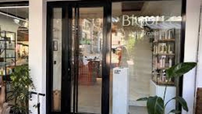 “Bloom Hair & Nails güzellik salonunda profesyonel saç ve tırnak bakımı hizmetleri”