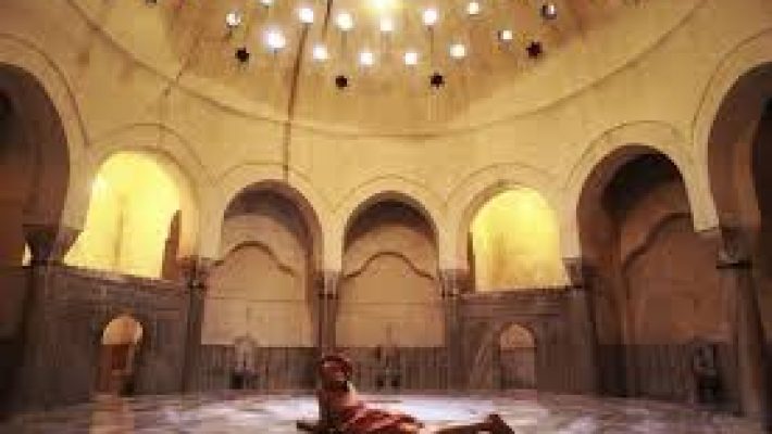 "Çemberlitaş Hamamı – Osmanlı döneminden günümüze ulaşan tarihi hamamın otantik mimarisi ve sıcak atmosferi."