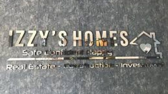 Izzys Homes’un modern mimarisi ve konforlu yaşam alanlarını yansıtan dış cephe görünümü