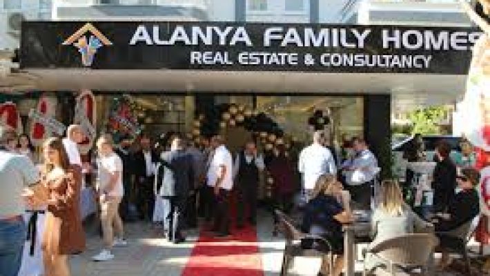 Family in Alanya Real Estate’in modern projeleri ve Akdeniz yaşam tarzını yansıtan görsel