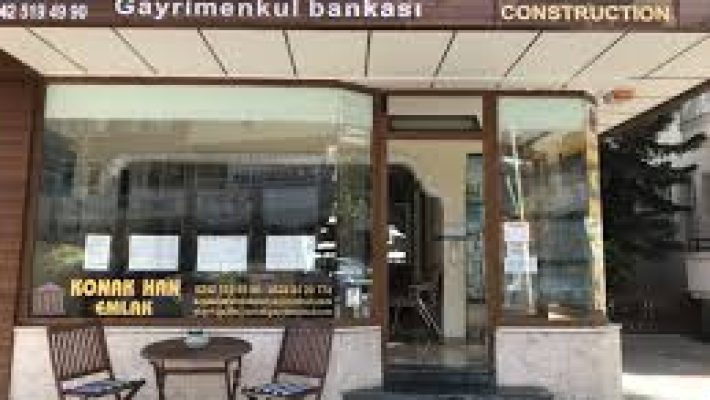 Konak Han Emlak’ın gayrimenkul, inşaat ve yatırım projelerini yansıtan modern görsel