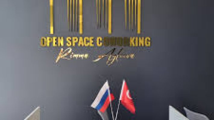 Open Space Coworking’in modern ve yaratıcı çalışma alanlarını gösteren görsel