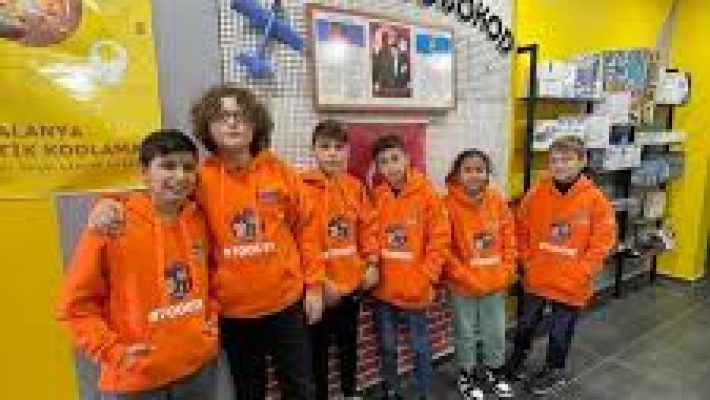 Alanya Robotik Kodlama atölyesinde öğrenciler robotlarla kodlama yapıyor ve teknolojiyi öğreniyor.