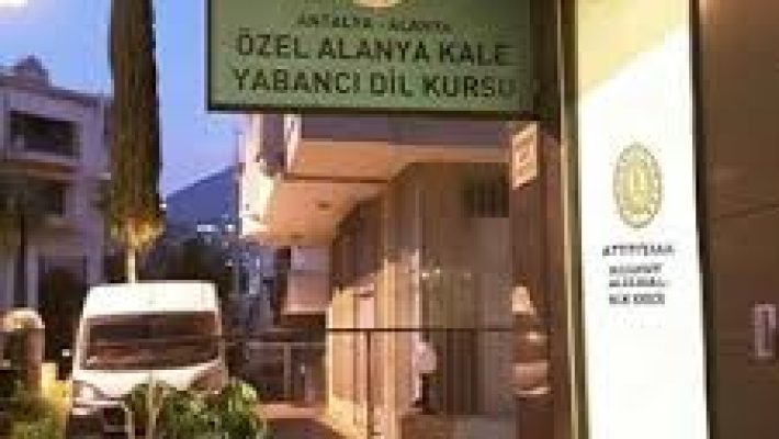 Özel Alanya İlgi Yabancı Dil Kursu öğrencileri, sınıfta yabancı dil öğrenirken etkin ve interaktif eğitim alıyor.
